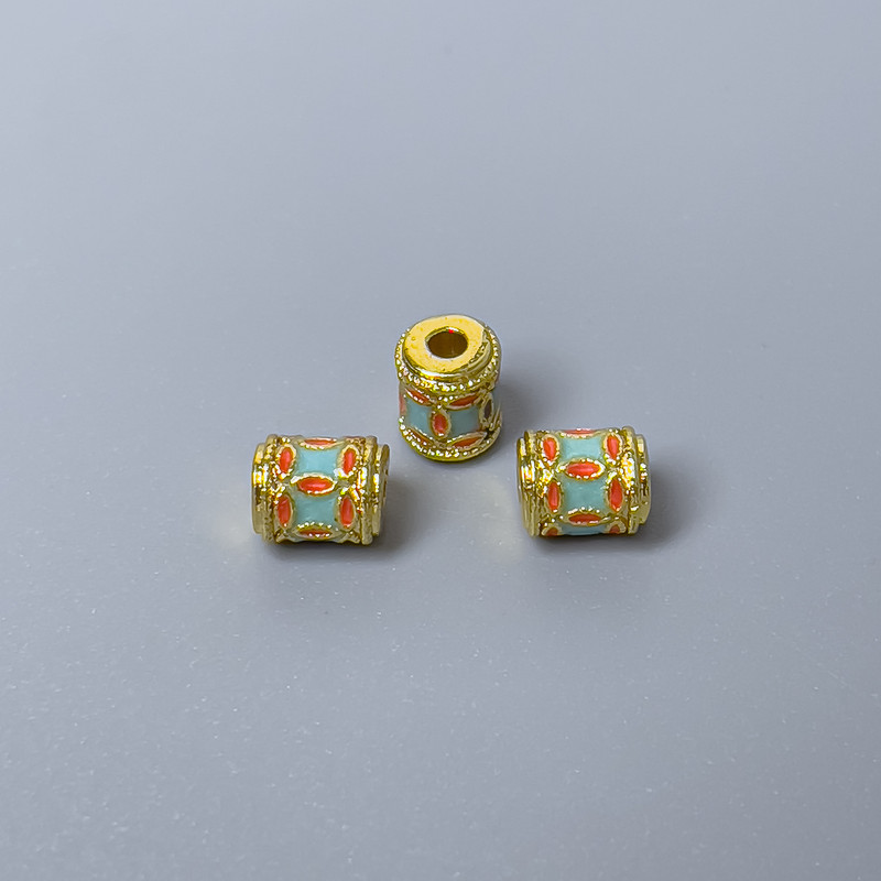 Furnitură - mărge Cloisonné cilindrică, verde și roșie email, diametrul 5×6 mm (+/−), gaură diametru 1,5 mm, culoare aurie a metalului, 1 bucată