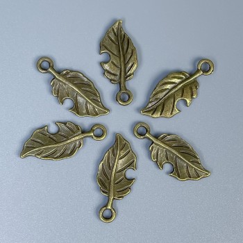 Pandantiv frunză, culoare bronz metalic, dimensiuni 23x10x1 mm, cu gaură de 2 mm, ambalaj 20 g (~26 buc.)
