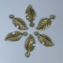 Pandantiv frunză, culoare bronz metalic, dimensiuni 23x10x1 mm, cu gaură de 2 mm, ambalaj 20 g (~26 buc.)