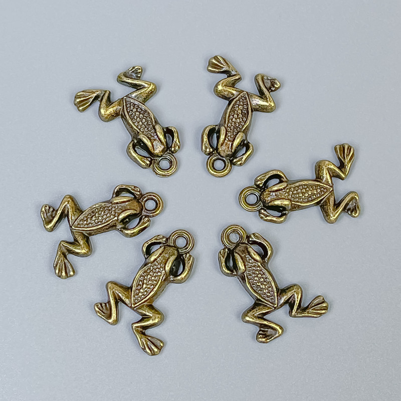 Furnitură – pandantiv broască, culoare bronz antic, dimensiuni 20×13×3 mm, cu gaură de 1,5 mm, ambalare 20 g (~18 buc.)