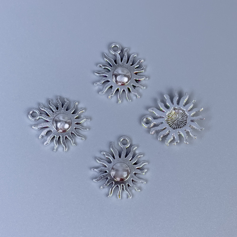 Pandantiv Soare, culoare argintie, dimensiuni 17x15x2 mm, gaură de 5 mm ±, diametru 1 mm ±, ambalare 14 buc