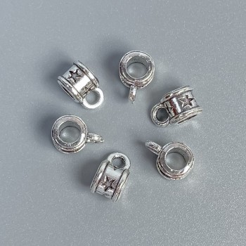 Furnitură bail, culoare metal argintiu, dimensiuni 8×5×6 mm +/-; găuri de 3 mm și 2 mm +/-; ambalaj 20 g (~54 buc.)