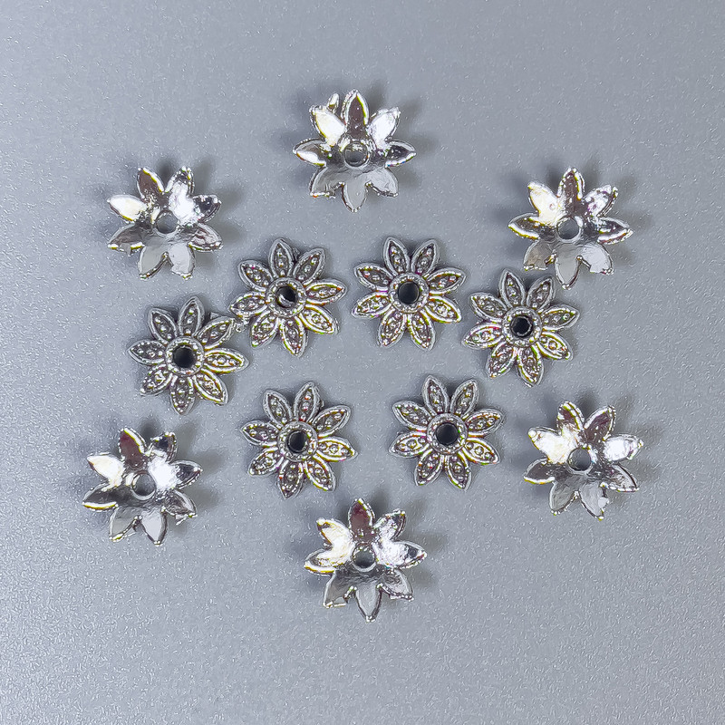 Capace pentru mărgele, culoare metal argintiu, diametru 7×0,5 mm, gaură de 1 mm, ambalaj 70 buc.