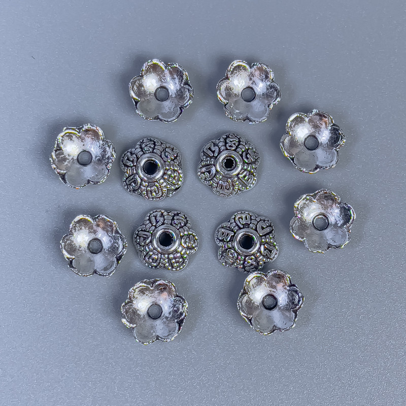 Capace pentru mărgele, culoare argintiu, 8×3×1 mm, diametru orificiu 1,5 mm, ambalare 50 buc.