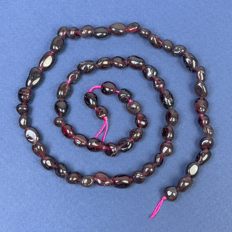Mărgele de granat pe șnur, fațetate, diametru aproximativ 5–7×5 mm, lungime 40 cm