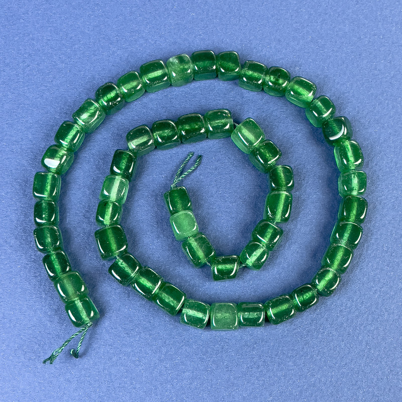 Mărgele chrysoprază cubice 7x7 mm, pe șnur, lungime 37 cm