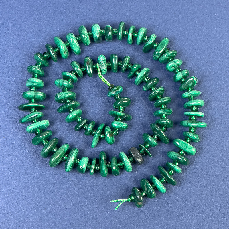 Mărgele de malahit zdrobite 8–13×4 mm, cu mărgele de 3 mm, pe fir, lungime 41 cm