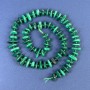 Mărgele de malahit zdrobite 8–13×4 mm, cu mărgele de 3 mm, pe fir, lungime 41 cm
