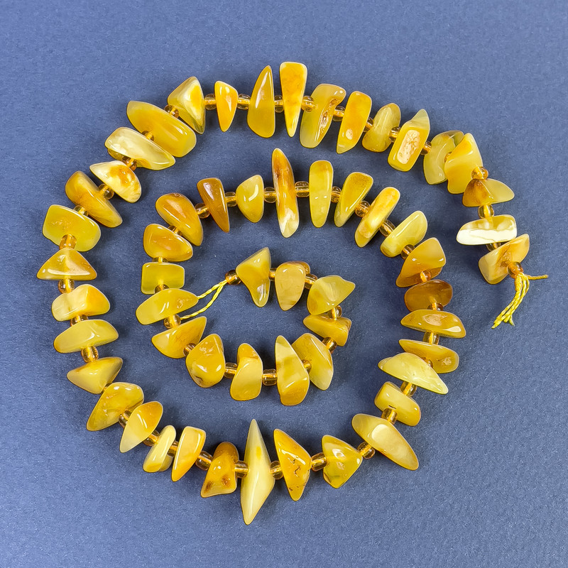 Mărgele din chihlimbar firimituri 9–12×3–5 mm, cu mărgele de 2,5 mm, pe șnur, lungime 39 cm+