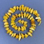 Mărgele din chihlimbar firimituri 9–12×3–5 mm, cu mărgele de 2,5 mm, pe șnur, lungime 39 cm+