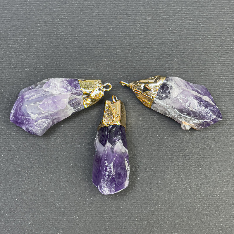 Pandantiv cu ametist brut, 37×15 mm, metal auriu