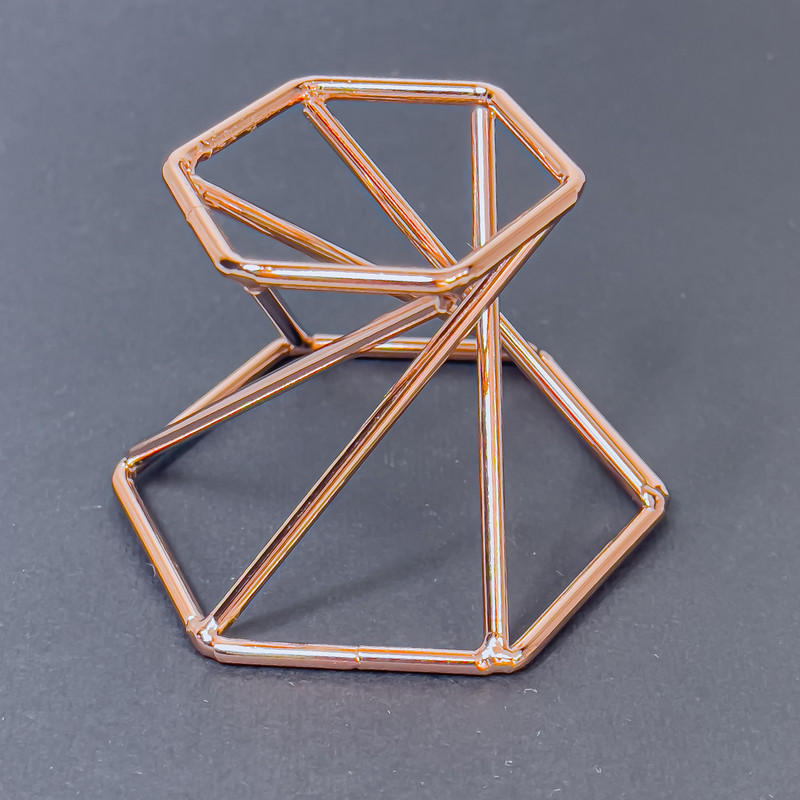 Suport pentru bilă suvenir în culoare metalică cupru, dimensiuni aproximativ 40×38×55 mm+