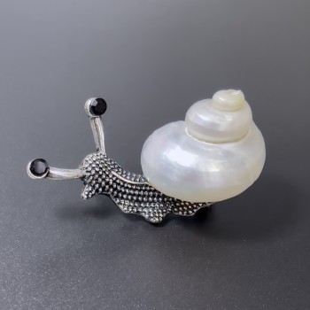 Broșă cu pandantiv „Melc”, culoare sidefată, metal argintiu, 53×26 mm ±, cu strasuri negre