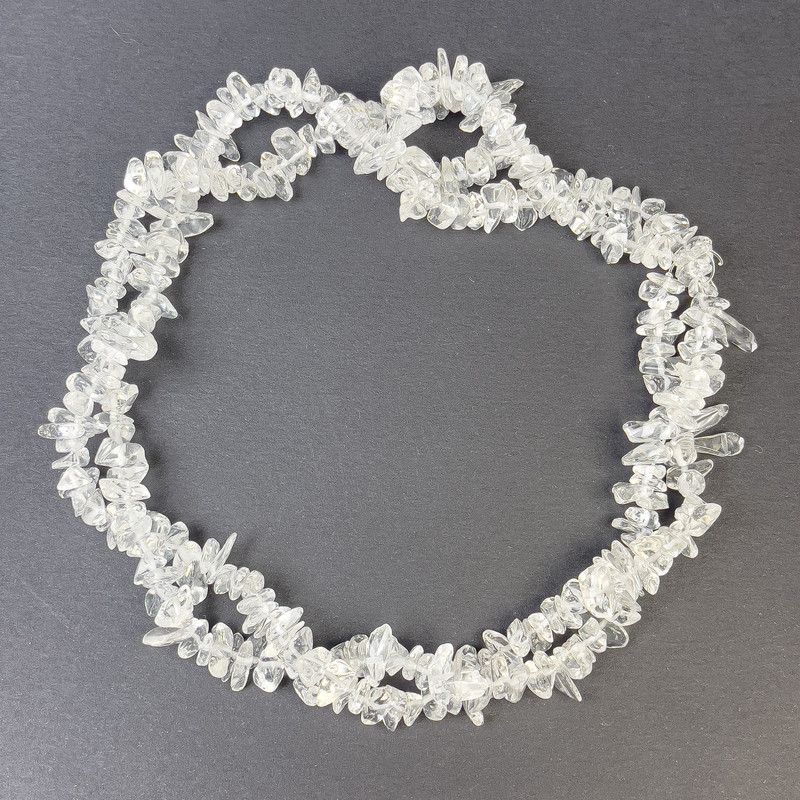 Mărgele din cristal de munte – fragmente 4–9×2–4 mm, pe fir, lungime 80 cm