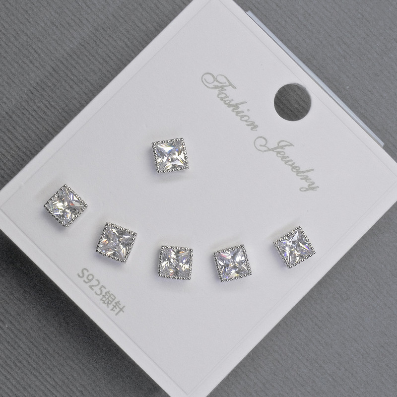 Cercei știft 5 mm, metal argintiu, strasuri albe