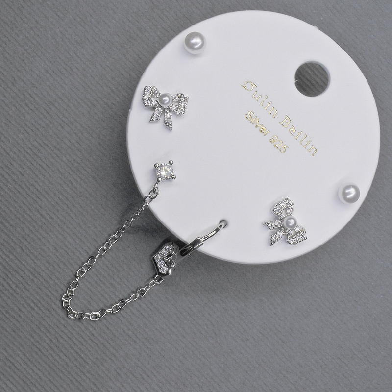 Cercei stud cu caf la ureche, metal argintiu, pietre albe