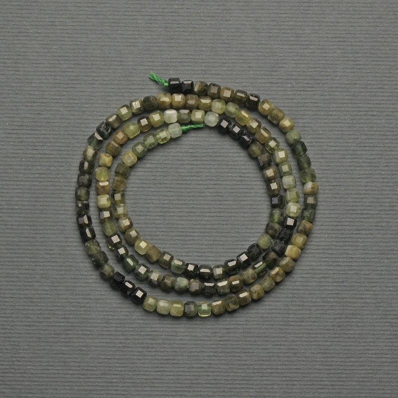 Mărgele Grosular granat verde, cuburi facetate, diametru aproximativ 3 mm, pe șnur, lungime aproximativ 40 cm
