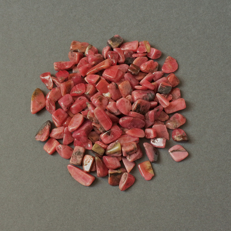 Piatră naturală rodochrozit – cioburi de piatră fără gaură 9-16×7-9 mm ± (pentru 100 g ±)