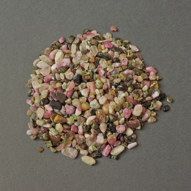 Fragmente de turmalin natural – fără gaură, 4–8×3–4 mm ± (pentru 100 g ±)