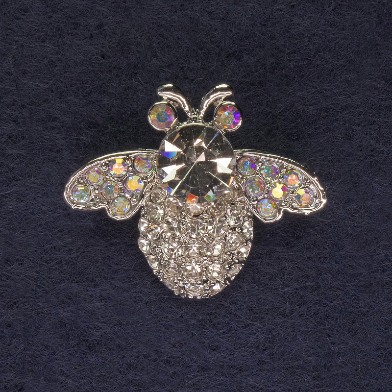 Broșă Insectă cu strasuri irizate curcubeu și albe, metal argintiu, diametrul 28×23 mm +