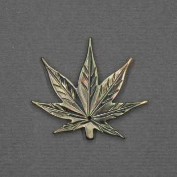 Pandantiv Frunză cu sidef verde 26×30×2 mm +- metal auriu