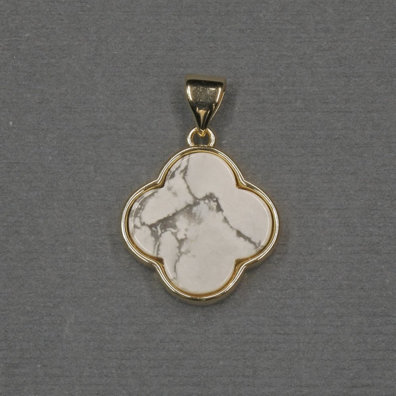 Pandantiv trifoi cu inserție din kaholong, 16×18×4 mm, metal auriu