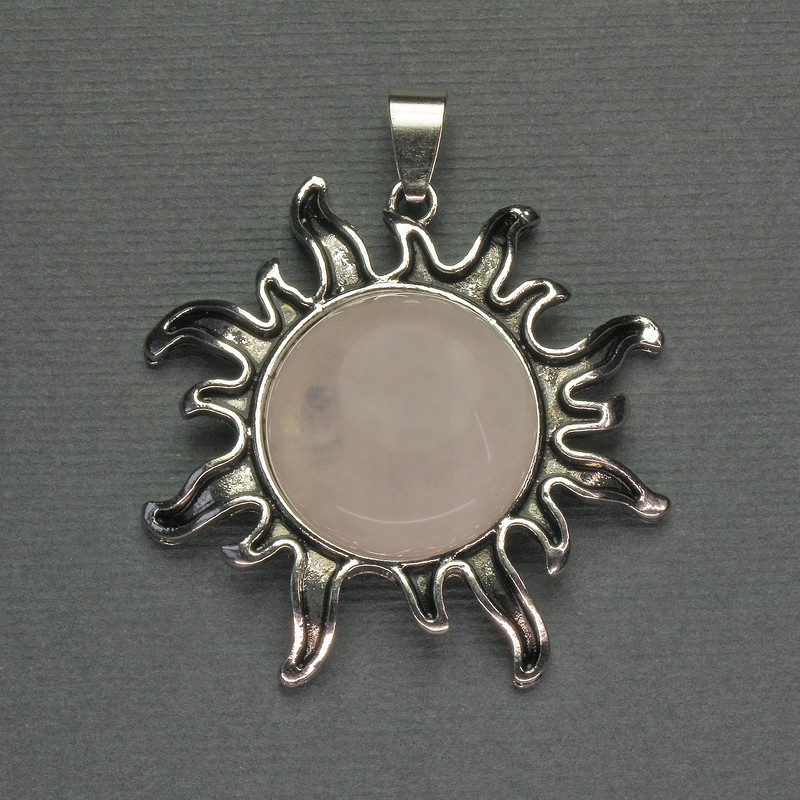 Pandantiv „Soare” din cuarț roz, 42 mm ±, lungime 48 mm ±, metal argintiu