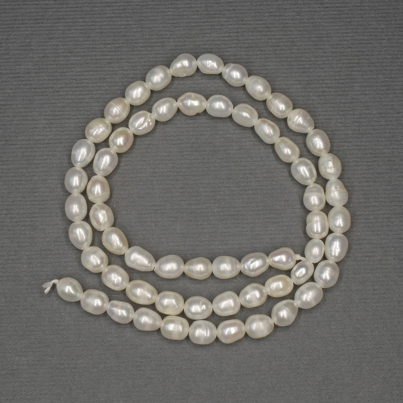 Perle de râu albe, ovale, pe șnur, diametru 6x4 mm, 5-5 mm +/-, lungime 36 cm