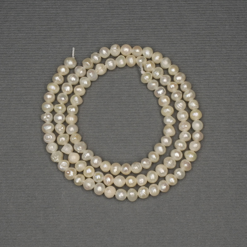 Perle de râu albe, ovale, pe șnur, diametru aproximativ 4x3 mm, lungime 36 cm