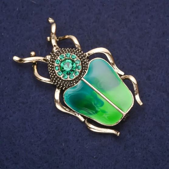 Broșă cu gândac smarald, email verde, 55x30 mm, metal auriu