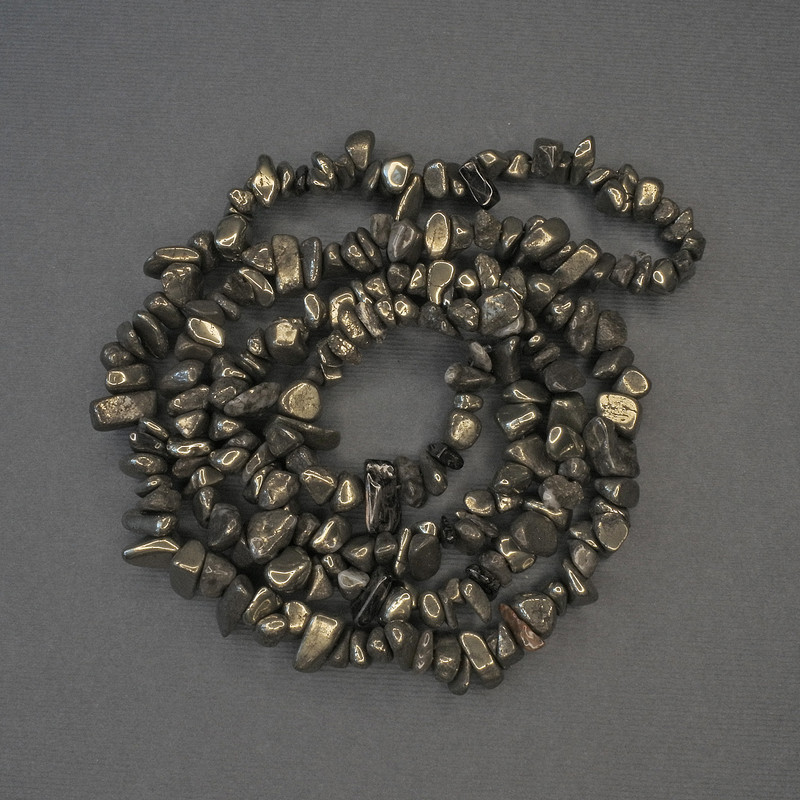 Mărgele de pirit, fragmente 6–9×3–6 mm, pe șnur, lungime 76 cm