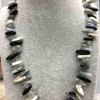 Colier asortiment granule mici cu ac, diametru 12-18×2-4 mm, lungime 49 cm ± cu închizătoare din metal argintiu