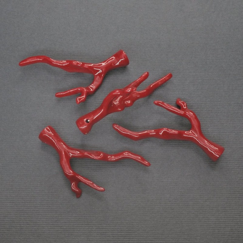 Pandantiv din coral (artificial) – creangă, diametrul 50x25mm +/- cu orificiu
