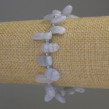 Brățară din agat albastru fațetată, diametre 7×14 mm ±, mărgele de 3 mm ±, lungime 18 cm, pe elastic