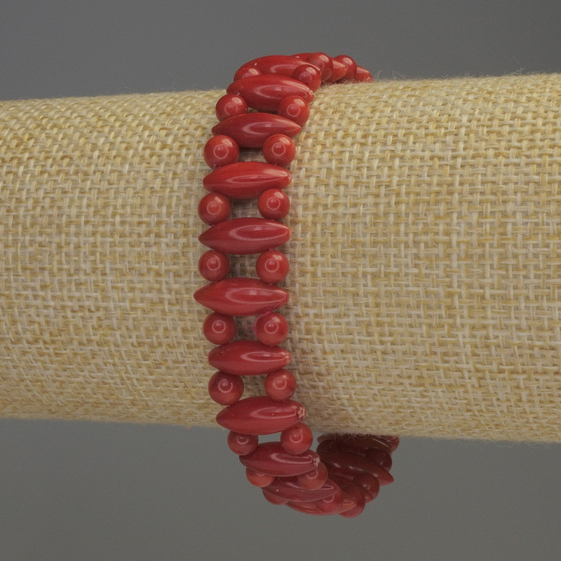 Brățară Coral cu dublu fir, mărgele în formă de orez, diametrul 13×5 mm ±, bile netede de diametru 4 mm ±, lungime 18 cm, extensibil