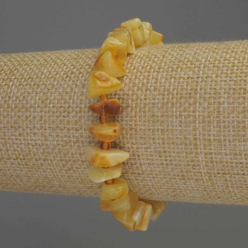 Brățară cu bucăți de chihlimbar 9-11×3-5 mm ±, cu mărgele de 3 mm ±, lungime 18 cm ±, elastic
