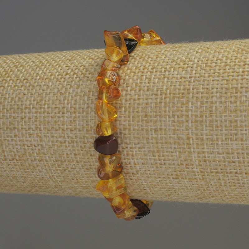 Brățară cu cioburi de chihlimbar 6–9×4–5 mm, lungime 18 cm, elastică