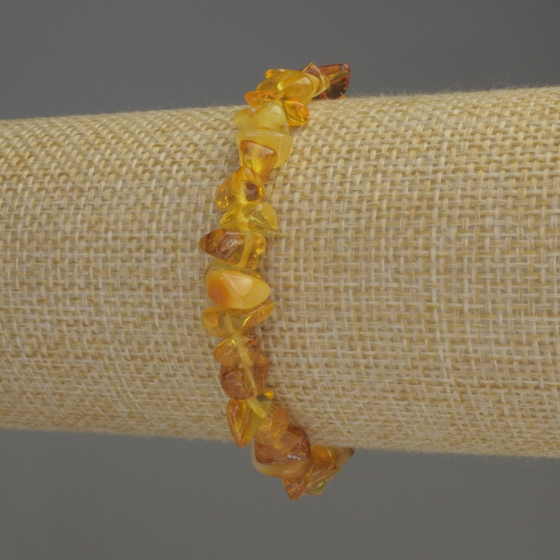 Brățară cu fragmente de chihlimbar 5–9×4 mm, lungime 18 cm, elastică