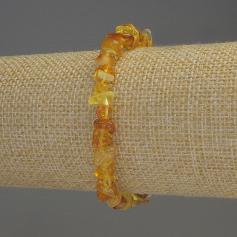 Brățară cu fragmente de chihlimbar 7–10×4–6 mm, lungime 18 cm, elastic