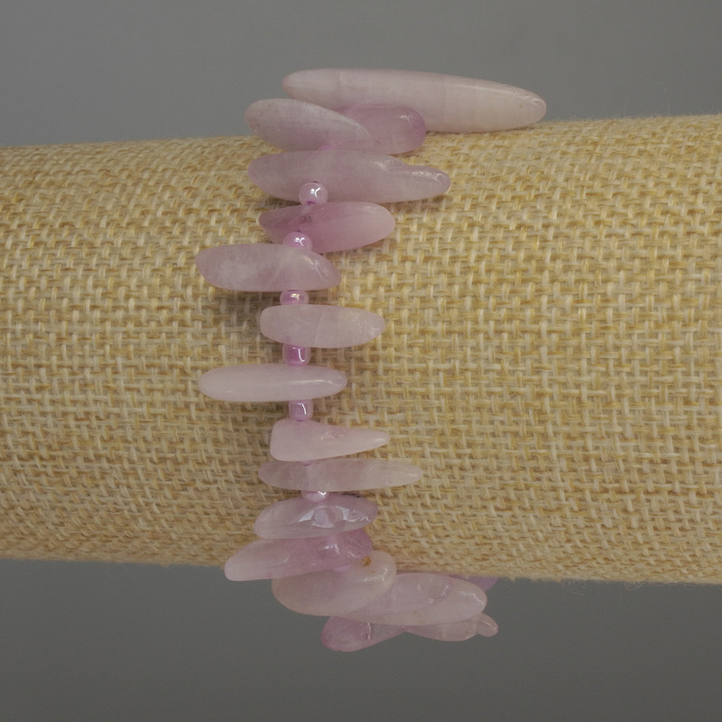 Brățară din kunzit – fragmente în formă de ac, 13–20 mm, cu mărgele de 3 mm, lungime 18 cm, elastică