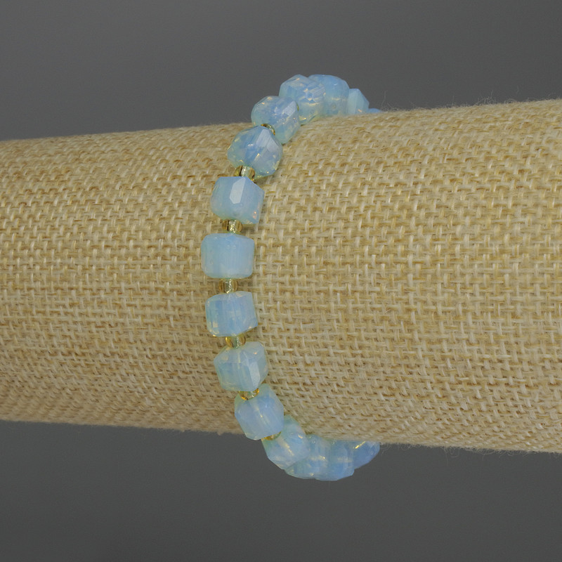 Brățară din piatră lunară (opalit) cu cuburi tăiate, diametru aproximativ 7 mm, mărgele de aproximativ 3 mm, lungime 18 cm, pe elastic