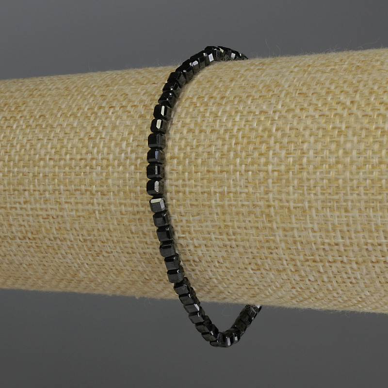 Brățară neagră din turmalin, cuburi tăiate, diametrul aproximativ 3 mm, lungime 18 cm, elastică 