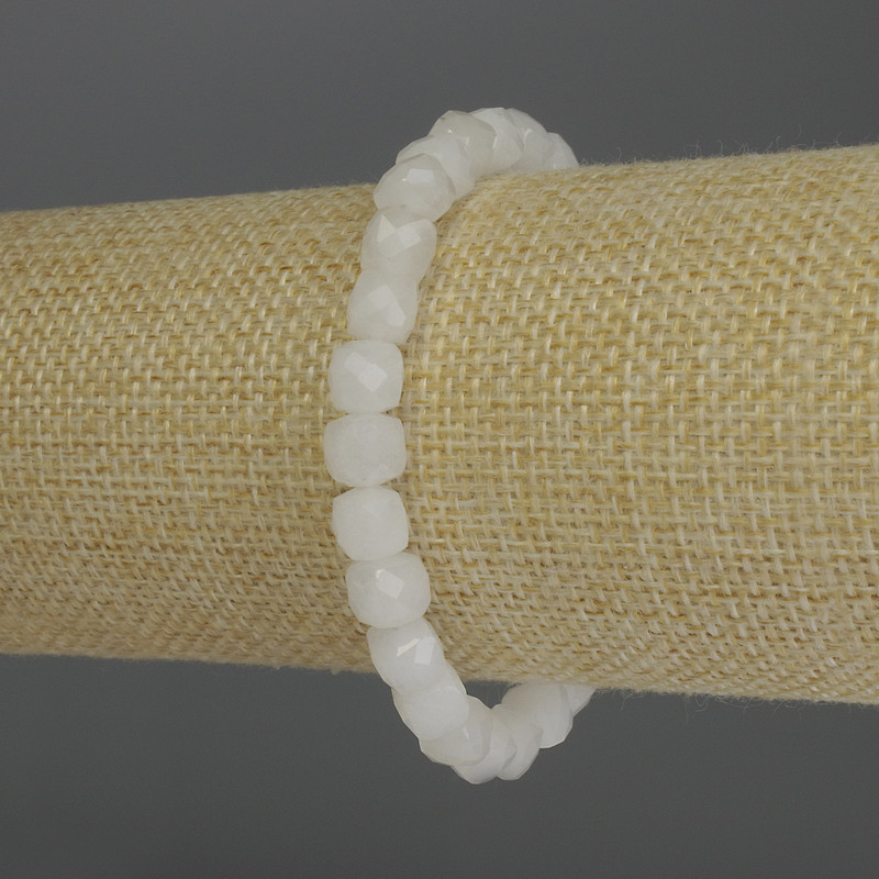 Brățară din cuarț alb, cuburi tăiate, diametrul 6 mm, lungime 18 cm, elastic.
