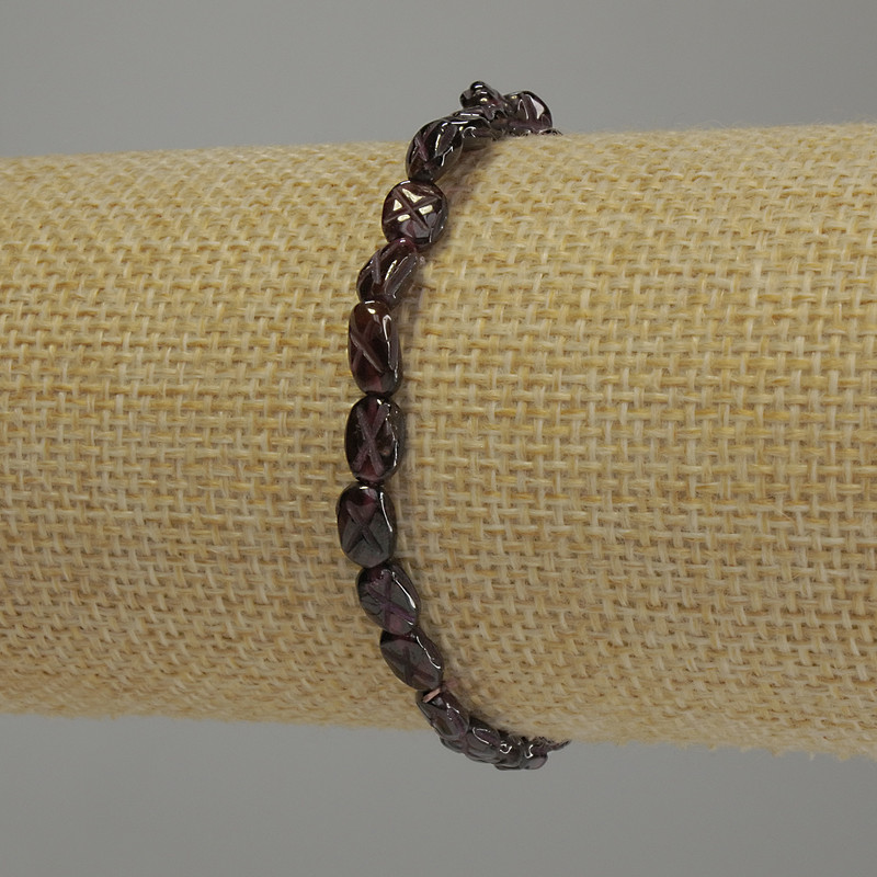 Brățară din granat, fațetată, diametrul 6x5 mm, lungime 18 cm, pe elastic
