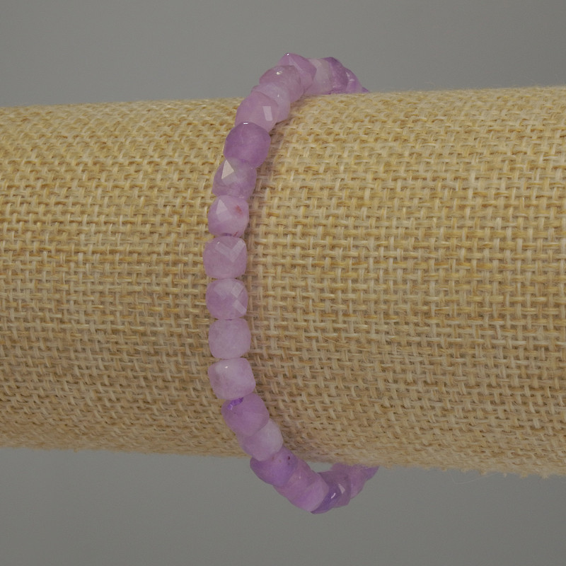Brățară din kunzit facetat, cub, diametru 5x5 mm, lungime 18 cm, elastic