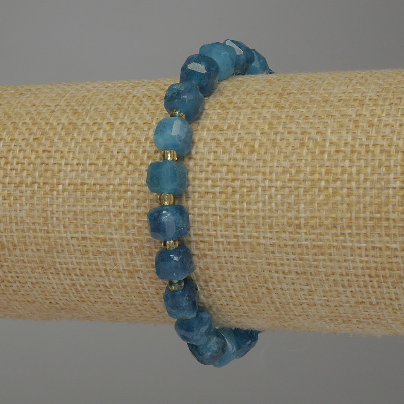 Brățară cu apatit facetat în formă de cub, diametru 7×6 mm, lungime 18 cm, pe bază elastică