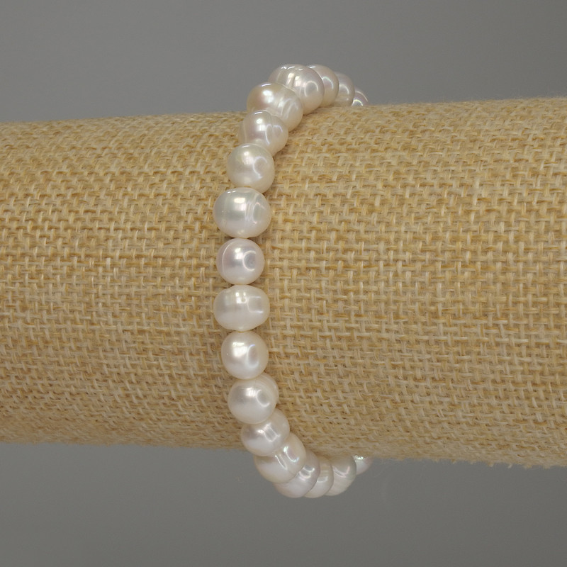 Brățară cu perle de râu, diametrul 7–8×7 mm, lungime 18 cm (elastic)