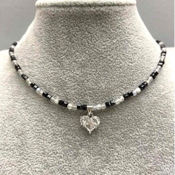 Choker din turmalin și labradorit, cub tăiat de 3 mm ±, cu pandantiv inimă de 12 mm ±, lungime 38 mm ±, cu închizătoare și lanț extensibil