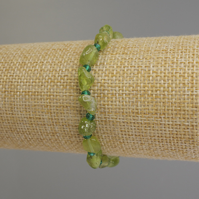 Bratara cu crizolit taiat, diametrul 7-9x6 mm +-; crizoprasa taiata rondel 3,5x3 mm +-; lungime aproximativa 18 cm, pe elastic