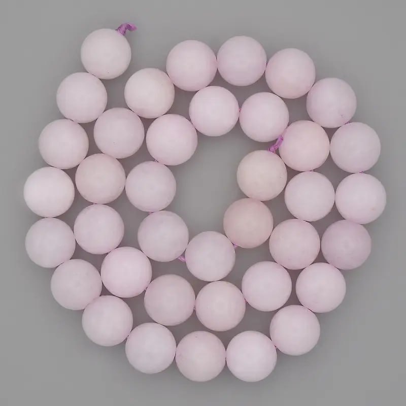 Mărgele din kunzit – sferice netede, diametrul 10 mm, pe șnur, lungime 38 cm